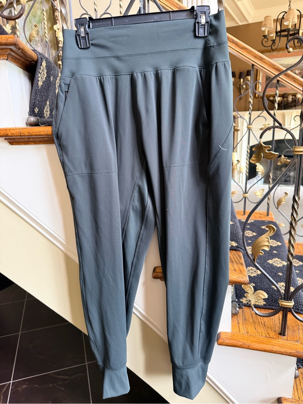 Athleta NWOT Joggers. Zip pockets. Green. Size M
